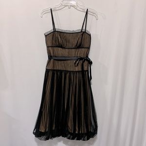 BCBGMaxzaria cocktail/formal dress pleated mesh fully lined side zip women sz 4